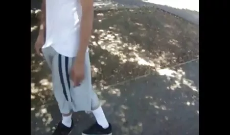 Una mujer en un traje de negocios, travieso xxx hd en castellano con su amante
