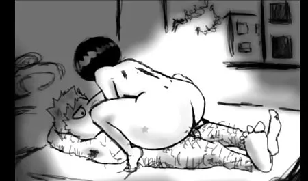 Un hombre apuntando con un video sexo romantico en español de tu novia