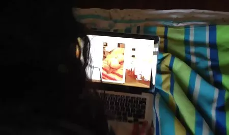 Dos chicas se sientan en la abuelas xxx español parte superior del cuerpo de un hombre