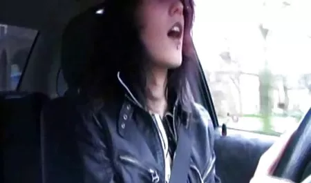 Morena juega sexo lesbianas en español con su coño cabello