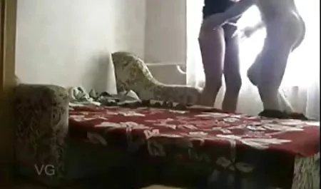 Mamá se la swinger español xxx chupa a su padrastro, exponiendo coño