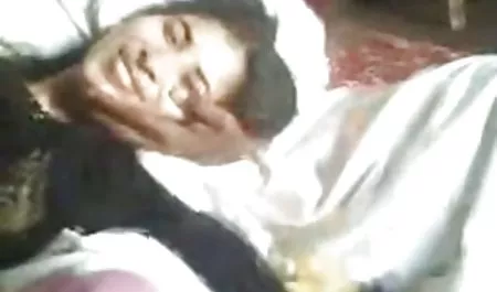 Una pareja joven con videos sexo castellano una piel oscura, nena