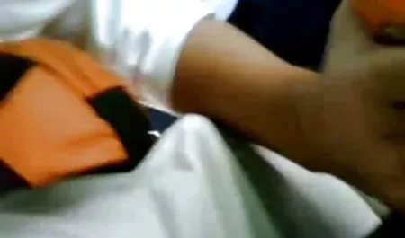 Un hombre xxx amater español penetra a los pequeños pechos, morena, apasionado
