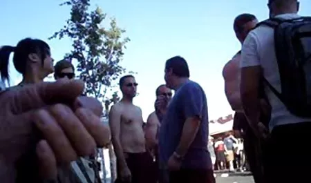 Un hombre videos xxx hablados en español y tres mujeres después de beber